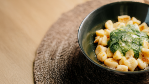 Recette de gnocchis de pommes de terre au pesto de roquette et noix