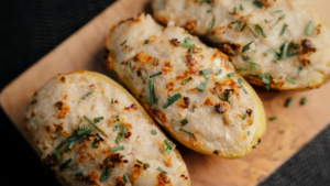 Pommes de terre farcies au bleu et poire