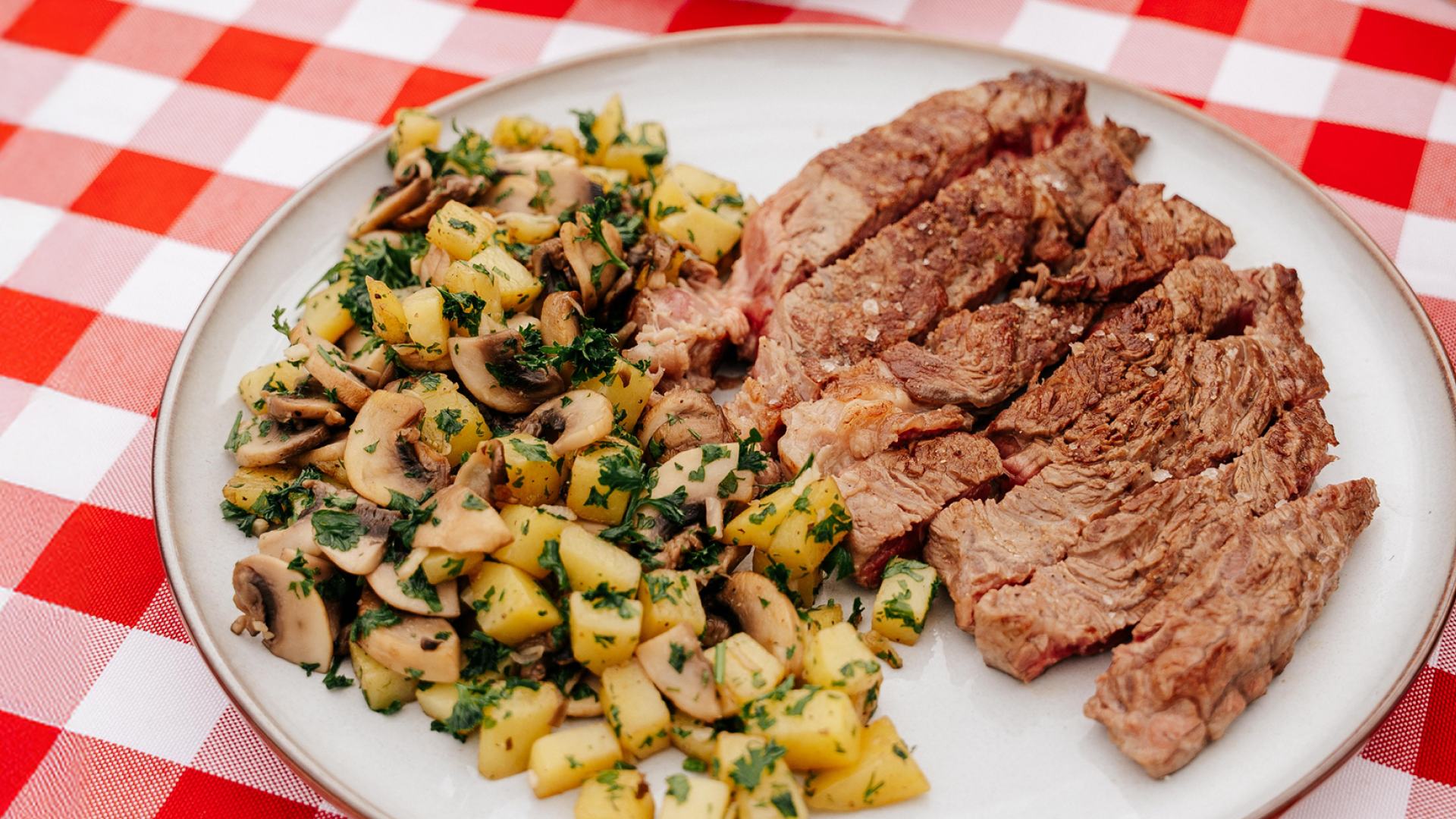 Poêlée forestière pommes de terre & entrecôte