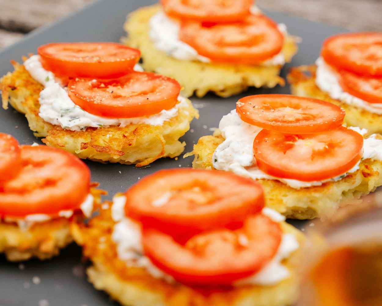 Mini-rostis surmontés de tomates fraîches